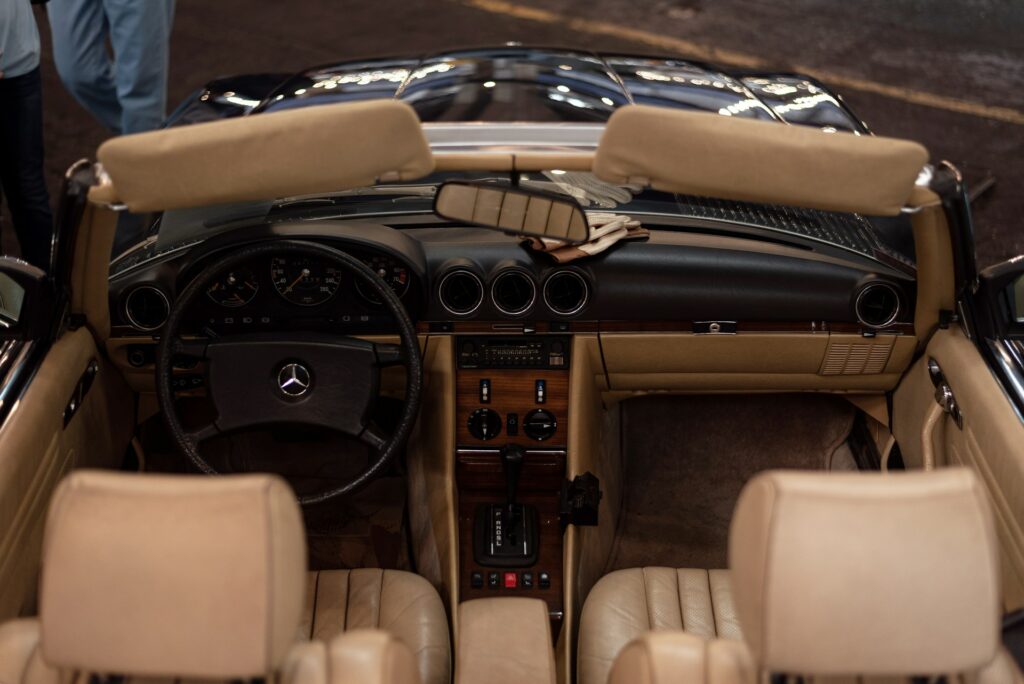 Habitacle Mercedes SL R107 avec tableau de bord, volant d’origine, boiseries et sellerie classique