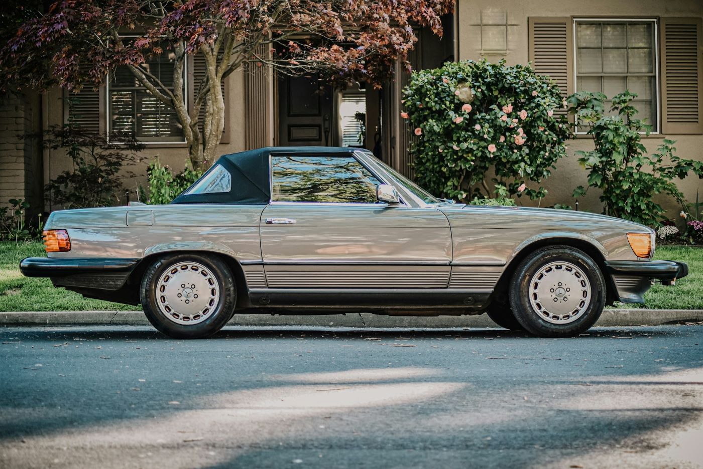 Mercedes SL R107 vue de côté montrant son profil élégant et son long capot caractéristique
