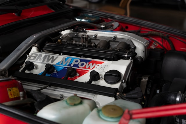 Moteur six cylindres BMW M20 équipant une BMW E30 320i ou 325i, réputé pour sa souplesse, sa sonorité caractéristique et sa robustesse lorsqu'il est correctement entretenu.