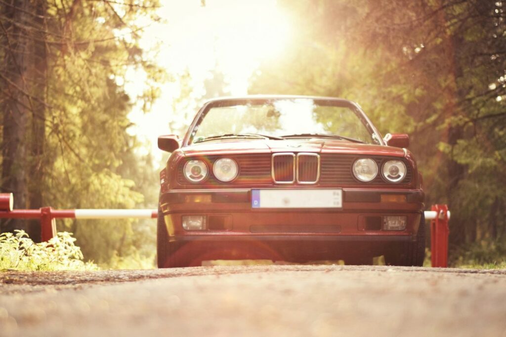 BMW Série 3 E30 de collection, un excellent compromis entre plaisir de conduite, fiabilité et facilité d'entretien pour un premier achat.