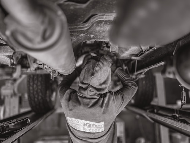 Inspection des longerons et de la corrosion cachée sous une voiture de collection avant achat par un expert ClassicDoctor.
