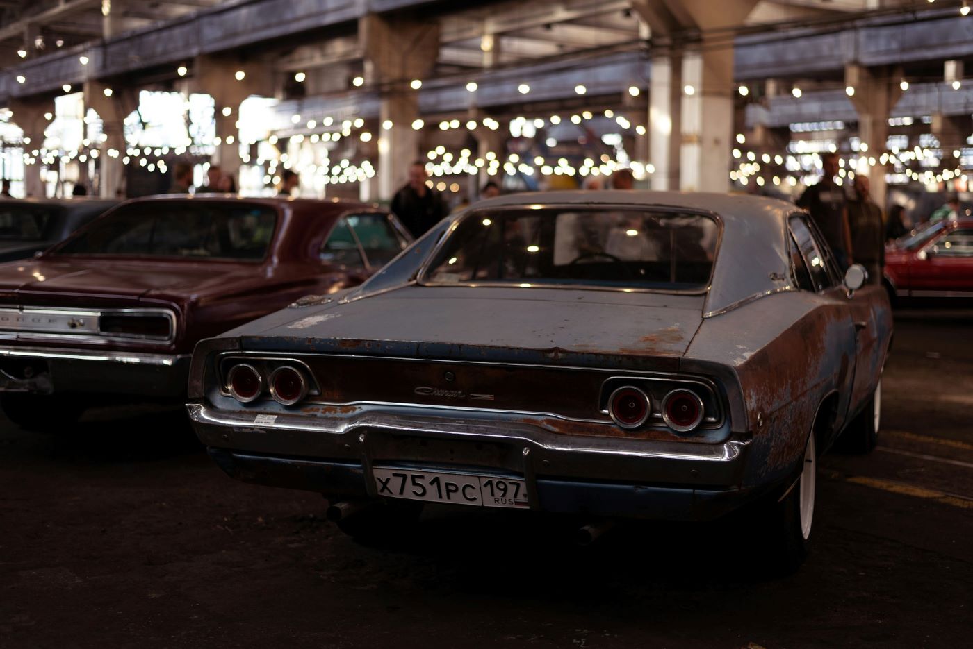 Comparaison Dodge Charger 1968 et Charger 1971 montrant l’évolution du design muscle car américain