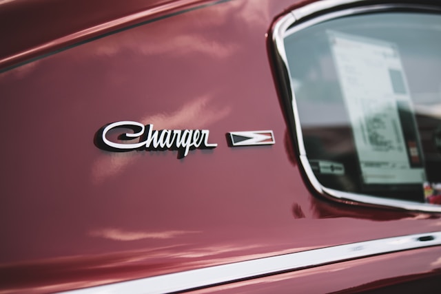 Arrière d’une Dodge Charger ancienne avec ligne fastback typique des muscle cars américains