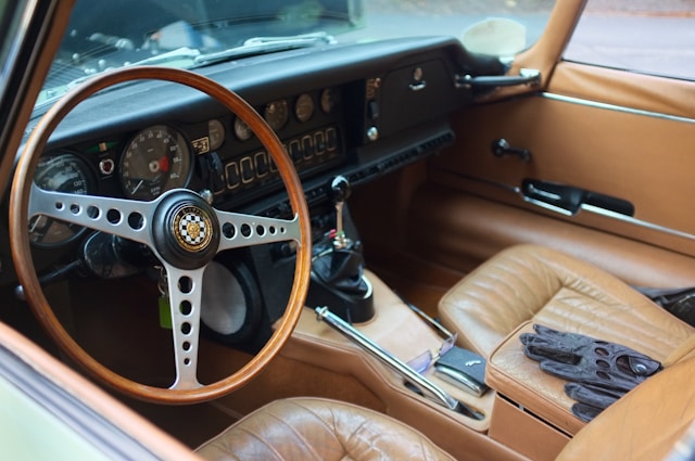 intérieur Jaguar Type E volant bois compteurs Smiths