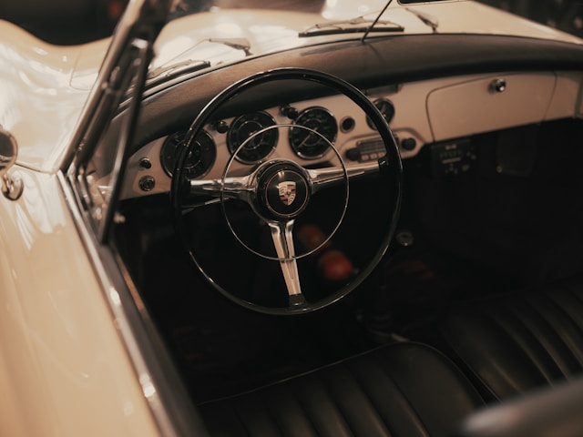 Habitacle Porsche 356 avec volant ancien et compteurs VDO