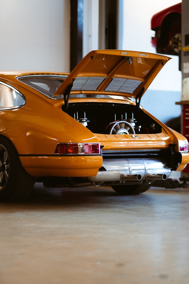 Flat-six emblématique d’une Porsche 911 classique refroidie par air.