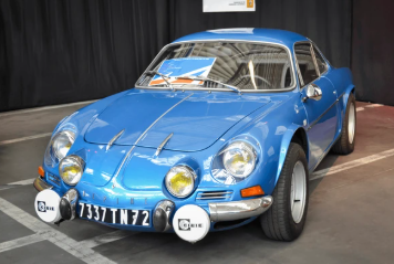 Alpine A110 ancienne de collection bleue vue avant