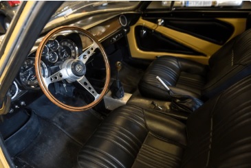 Alpine A110 ancienne de collection bleue vue habitackle