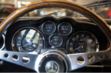 Alpine A110 ancienne de collection bleue vue volant