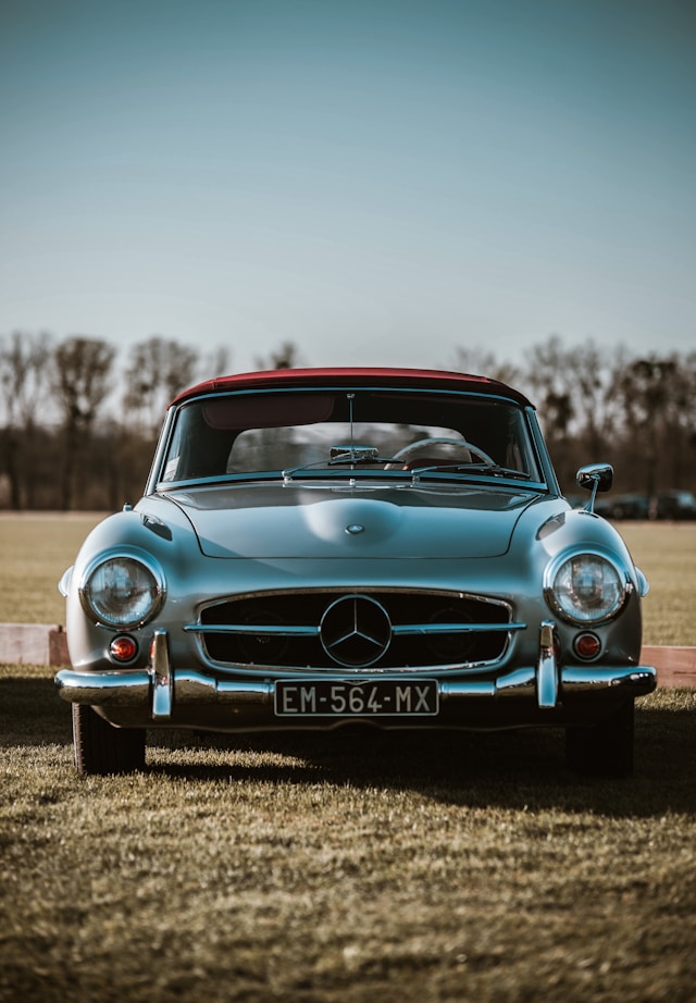 Mercedes 190 SL vue de face, illustrant la calandre emblématique Mercedes et les proportions élégantes inspirées de la légendaire 300 SL.