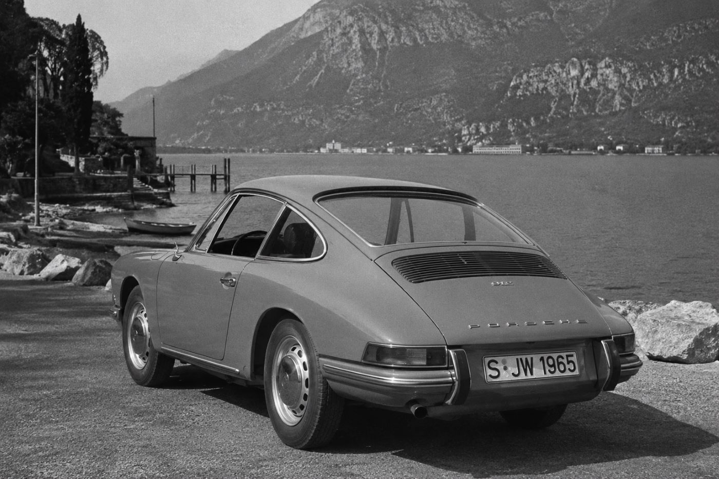 Photographie en noir et blanc d'une Porsche 912 des années 1960 illustrant les débuts du modèle et son rôle dans l'histoire de Porsche.