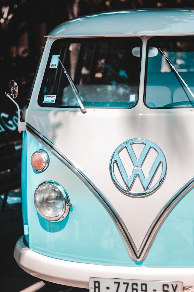 Volkswagen Combi T1 Split de collection à pare-brise séparé, première génération du célèbre utilitaire Volkswagen devenu une icône automobile mondiale.