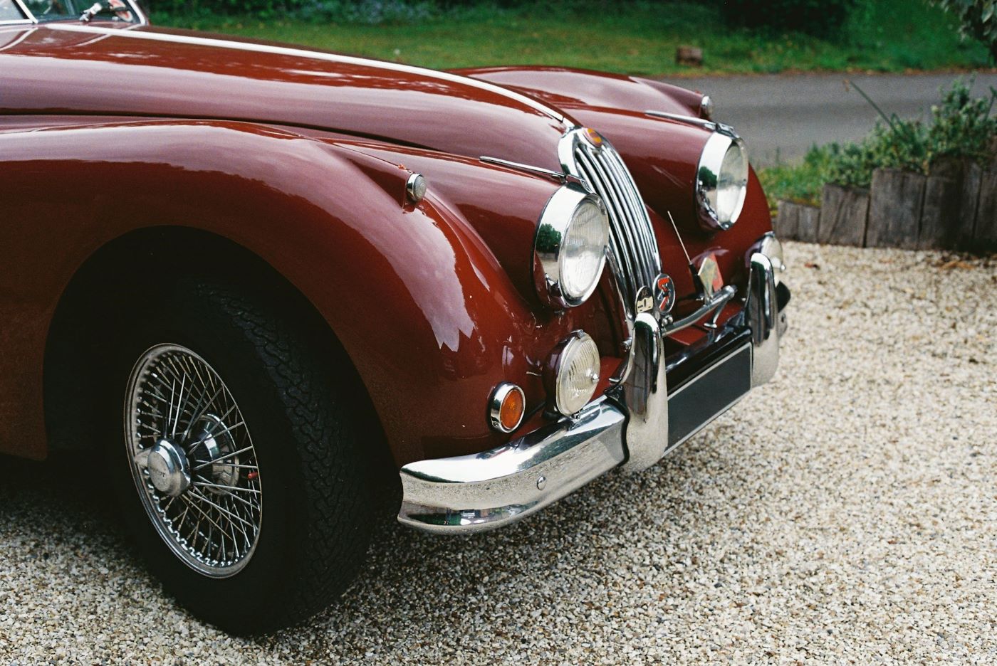 Profil de Jaguar XK120 mettant en valeur ses ailes galbées, son long capot et les proportions qui ont contribué à sa renommée internationale.