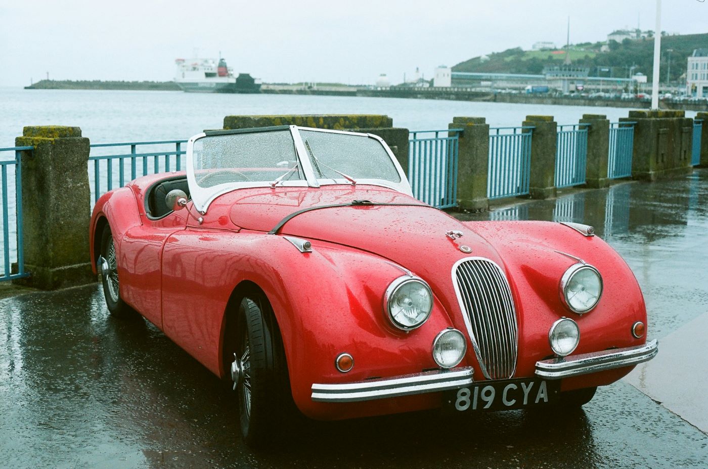 Jaguar XK120 de collection vue trois quarts avant, illustrant les lignes élégantes qui ont fait d'elle l'une des voitures de sport britanniques les plus emblématiques des années 1950.