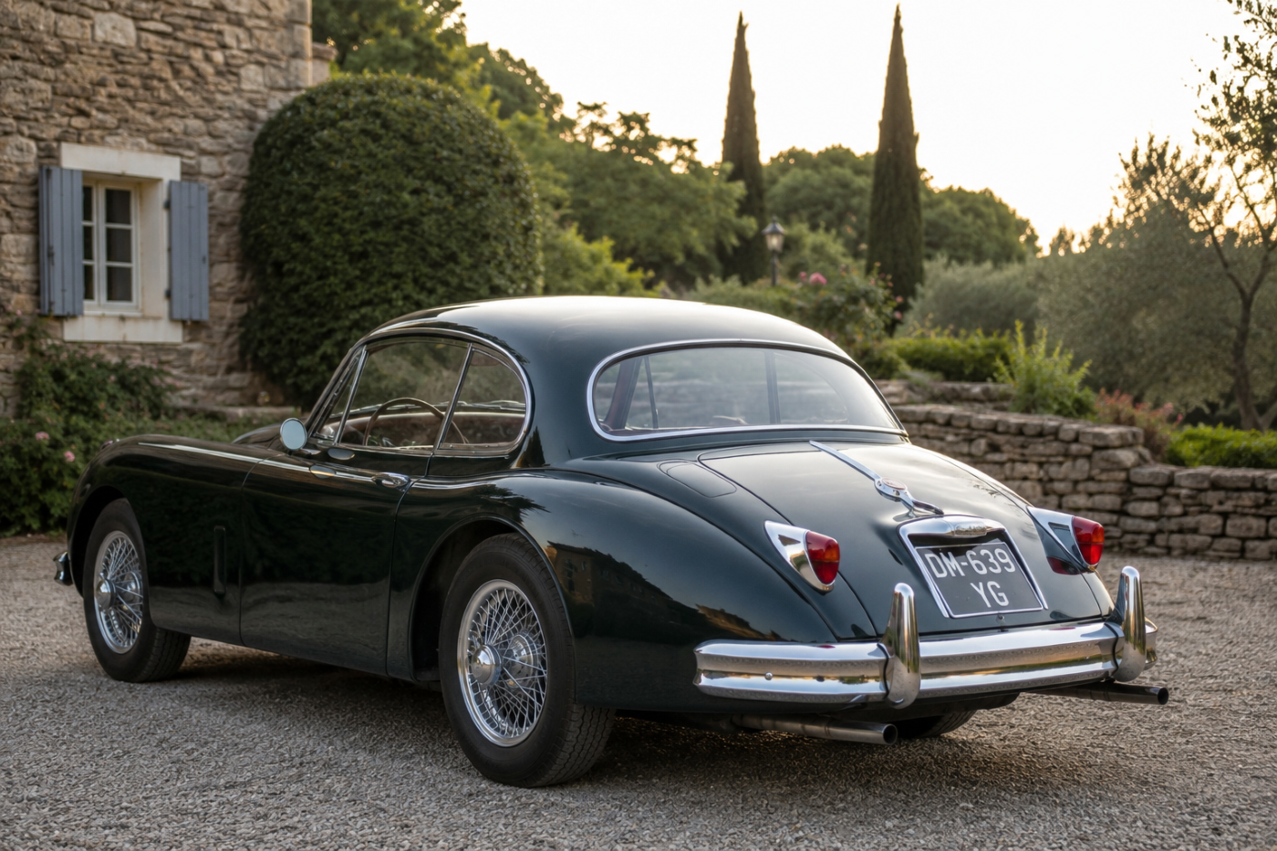 Jaguar XK150 vue de trois quarts arrière mettant en valeur les ailes galbées, les chromes et les proportions caractéristiques du modèle.
