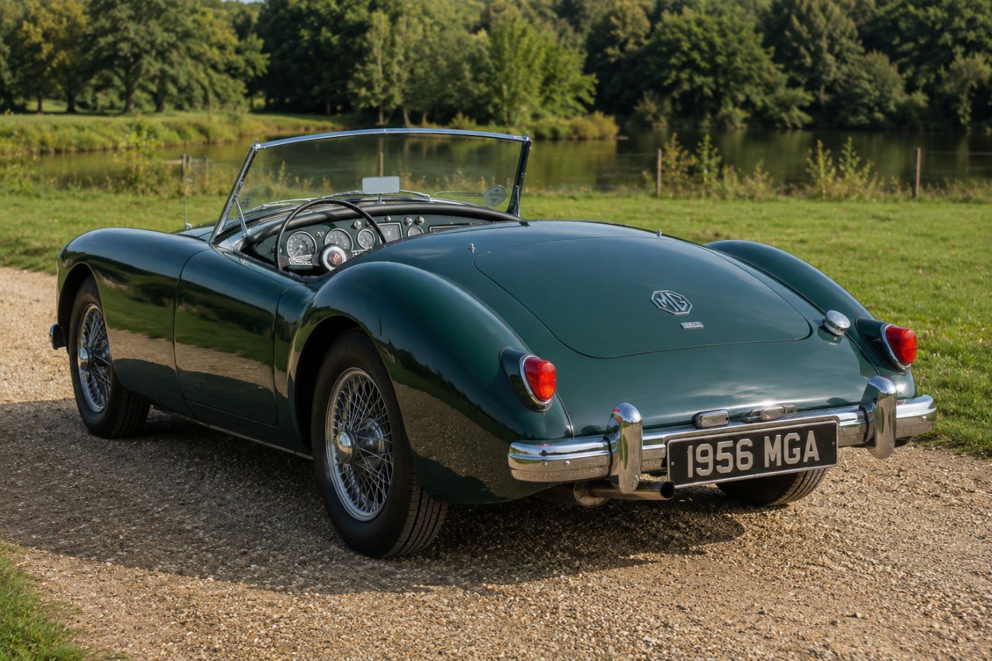 MGA vue de trois quarts arrière, illustrant la silhouette intemporelle, les ailes galbées et les chromes caractéristiques du roadster MG.