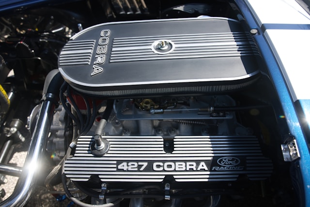 Moteur V8 Ford d'une AC Cobra, symbole de la recette imaginée par Carroll Shelby associant puissance américaine et châssis britannique léger.