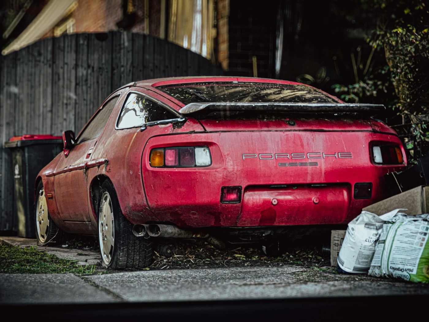 Porsche 928 nécessitant une restauration, exemple des défauts mécaniques et esthétiques pouvant entraîner des coûts importants après achat.