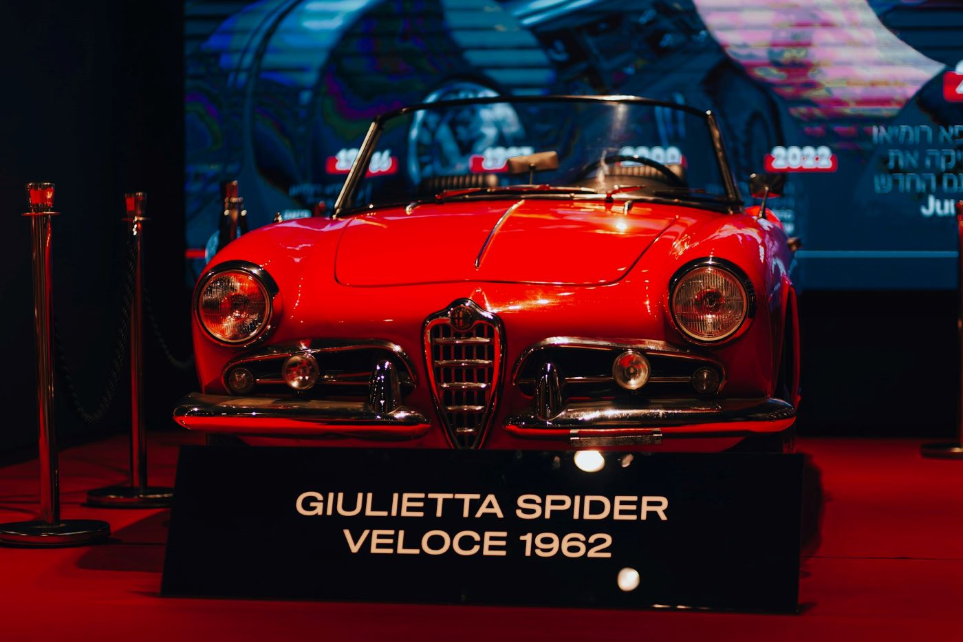 Alfa Romeo Giulietta Spider de collection rouge vue trois quarts avant, cabriolet italien dessiné par Pininfarina produit entre 1955 et 1962.