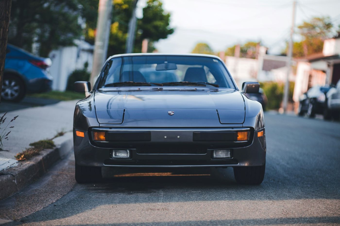 Face avant d'une Porsche 944 de collection avec ses phares escamotables fermés, l'un des designs les plus emblématiques des Porsche des années 1980.