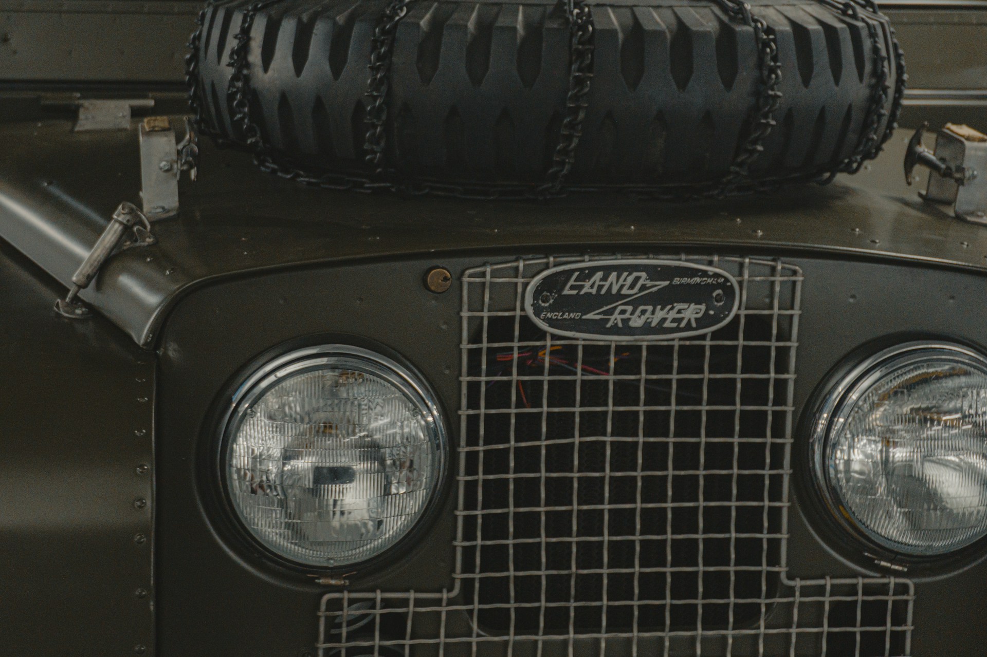 Gros plan sur la calandre d'un Land Rover Série, élément emblématique du design du célèbre 4x4 britannique.