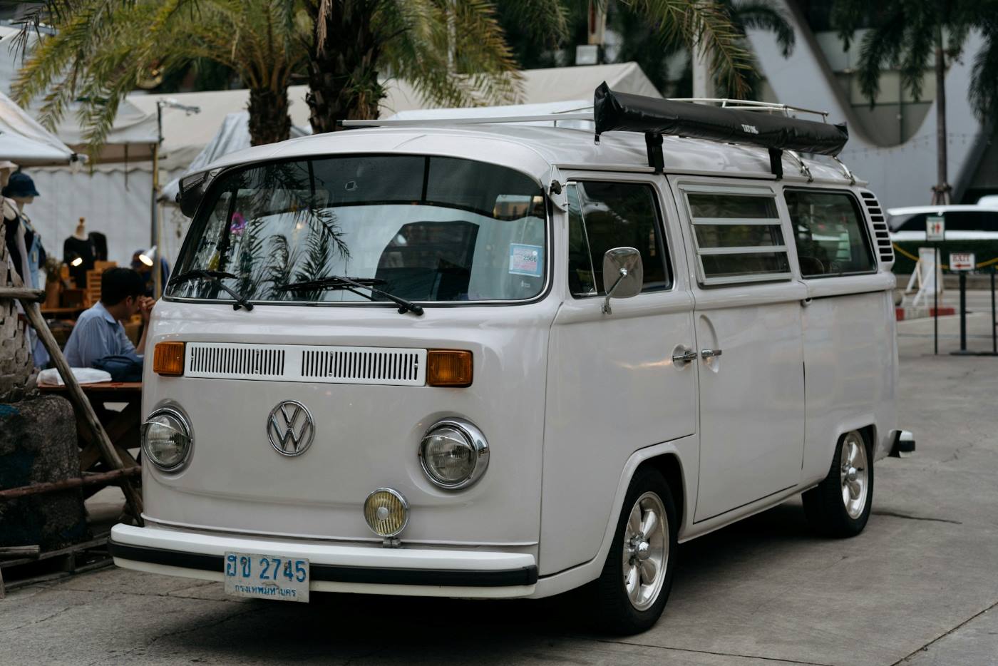 Volkswagen Combi T2 Westfalia blanc de collection avec aménagement camping-car d'origine, l'une des versions les plus recherchées du marché des combis Volkswagen.