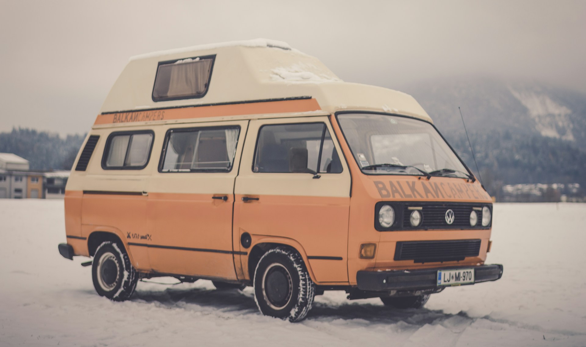 Volkswagen Combi T3 Black Campers aménagé pour le voyage, version modernisée particulièrement appréciée pour les road-trips et les loisirs.