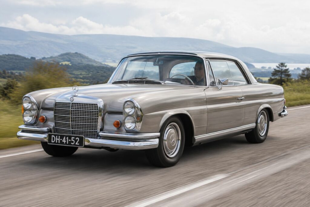 Mercedes W111 Coupé 280 SE de collection photographiée de trois-quarts avant, mettant en valeur son élégance et ses lignes emblématiques.
