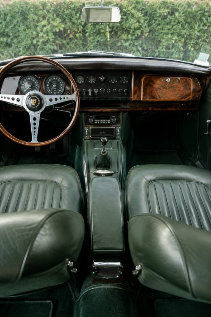 Habitacle en cuir et boiseries d'une Jaguar MK2 avec tableau de bord en noyer et instrumentation Smiths d'origine.