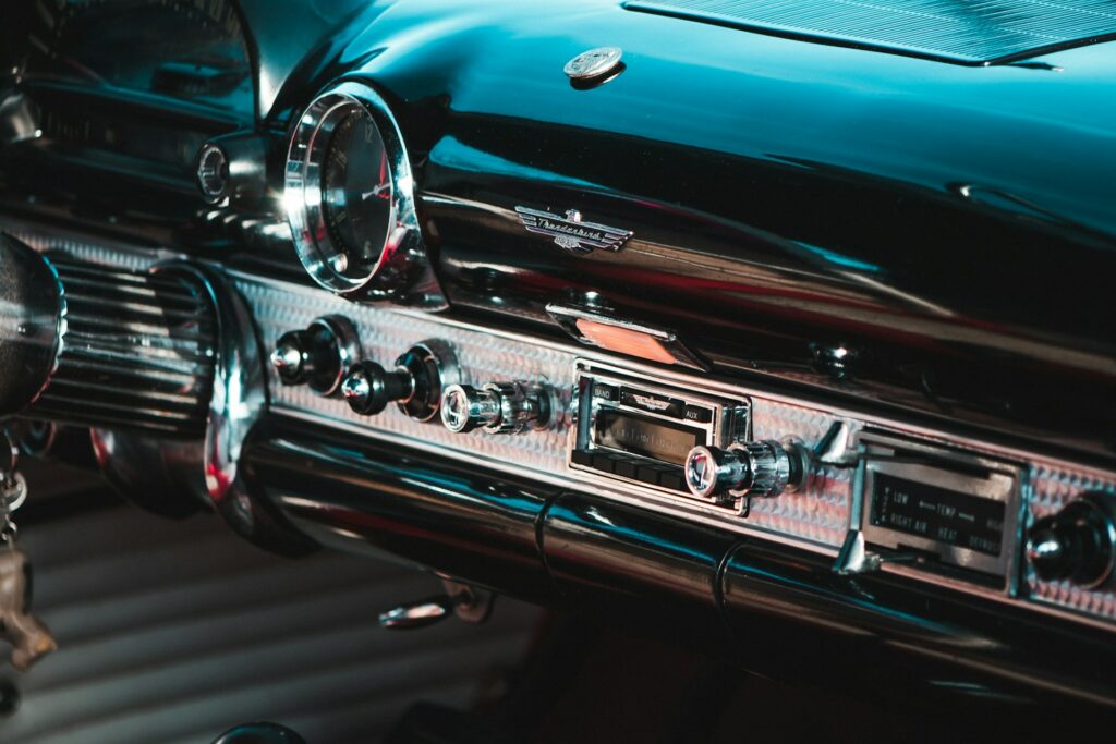 Tableau de bord d'une Ford Thunderbird ancienne avec instrumentation d'époque, volant chromé et présentation typique du grand tourisme américain.