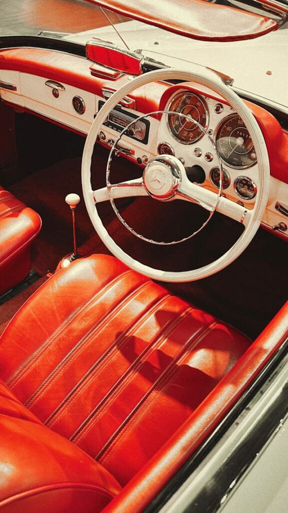 Intérieur de Mercedes 190 SL avec instrumentation d'origine, volant caractéristique et ambiance raffinée typique des Mercedes des années 1950.