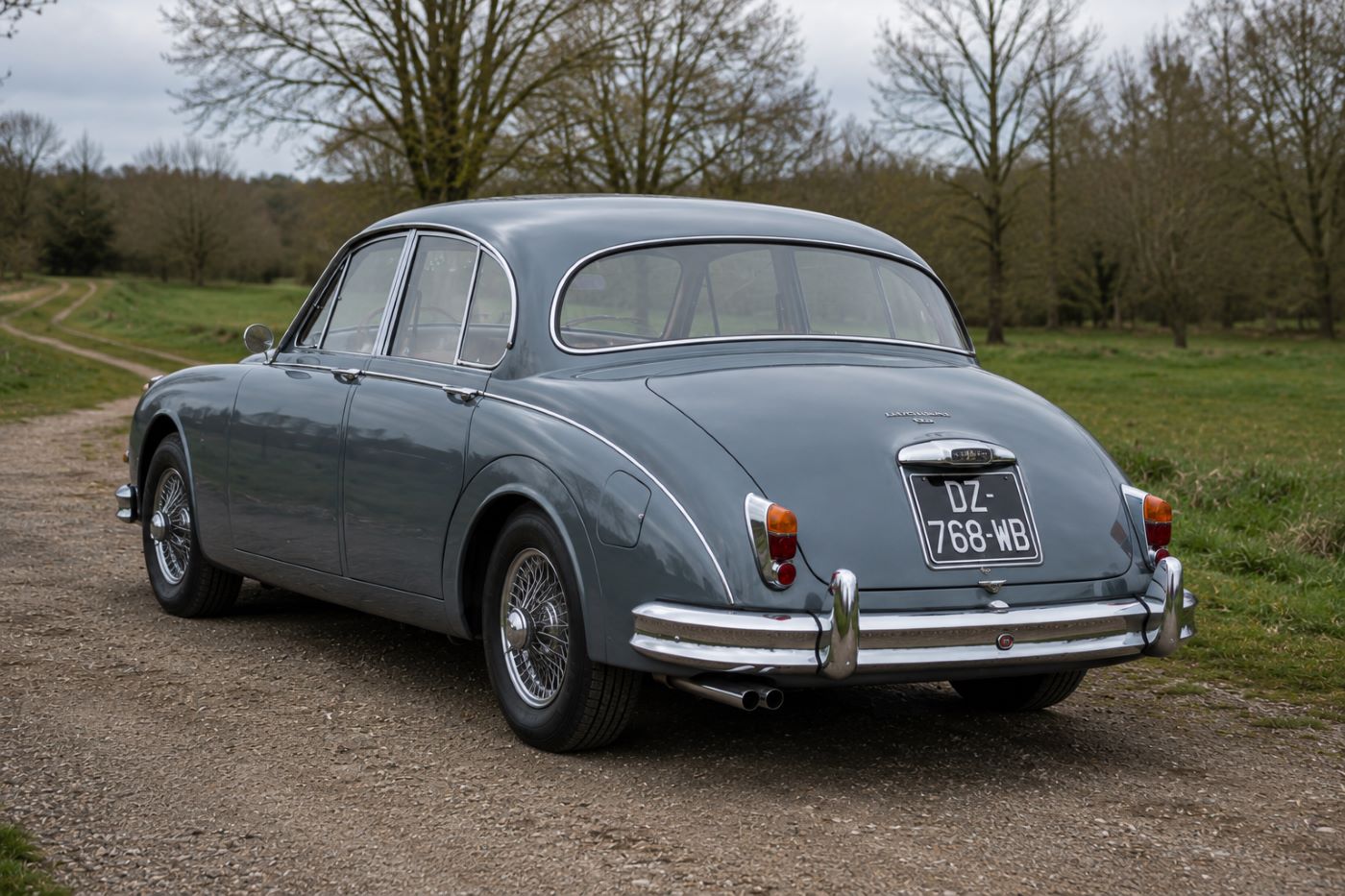 Jaguar MK2 vue de trois-quarts arrière mettant en valeur ses ailes galbées, ses chromes et son style emblématique.