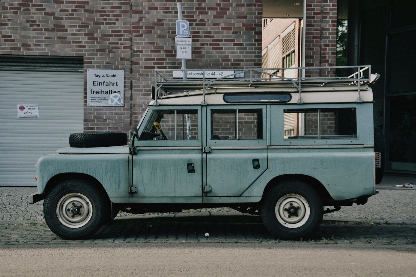 Land Rover Série III long wheelbase de collection vu de côté, carrosserie aluminium et silhouette emblématique du 4x4 britannique.