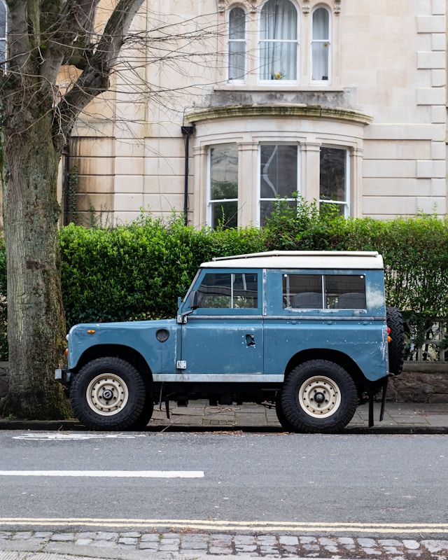 Land Rover Série III de collection, un 4x4 emblématique à la mécanique simple, idéal pour découvrir l'univers des véhicules anciens tout-terrain.