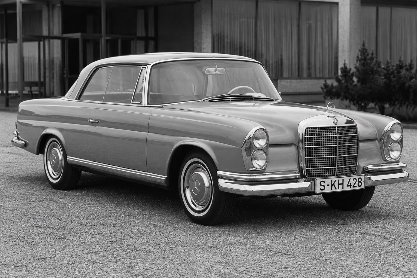 Photographie en noir et blanc d'une Mercedes W111 Coupé devant une villa des années 1960 illustrant l'histoire de ce prestigieux coupé Mercedes-Benz.