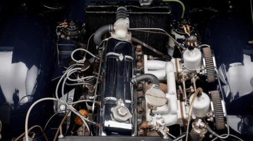 Moteur 4 cylindres 2,1 litres d'une Triumph TR4, compartiment moteur d'origine restauré avec carburateurs SU.