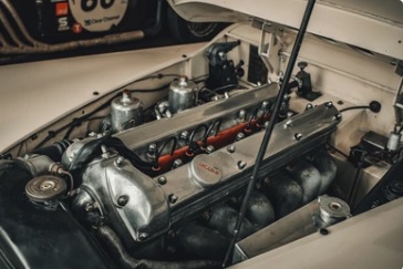 Moteur XK six cylindres 3,4 litres de Jaguar XK120, célèbre pour sa culasse à double arbre à cames en tête et ses performances exceptionnelles pour l'époque.