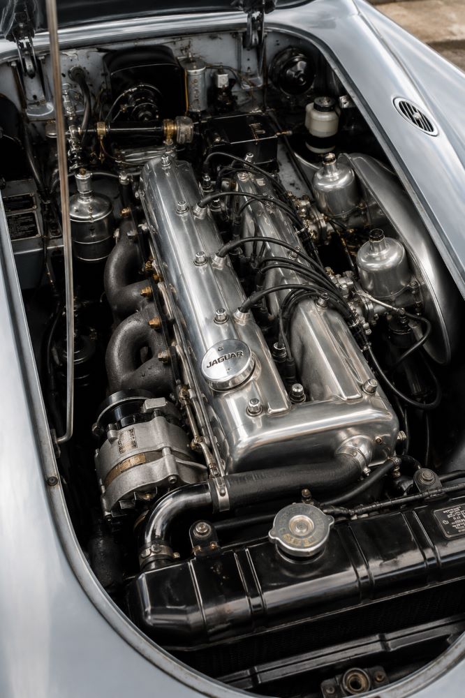 Gros plan du moteur six cylindres XK d'une Jaguar MK2, célèbre pour sa souplesse, sa fiabilité et ses performances.