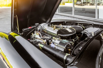 Moteur quatre cylindres Mercedes 190 SL M121, élément mécanique à contrôler avant achat pour évaluer l'état réel du véhicule.