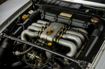 Moteur V8 Porsche 928 et distribution, éléments mécaniques à vérifier avant achat pour éviter les réparations coûteuses.