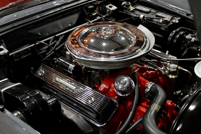 Moteur V8 Ford équipant une Thunderbird de collection, détail de la mécanique américaine emblématique des années 1950 et 1960.