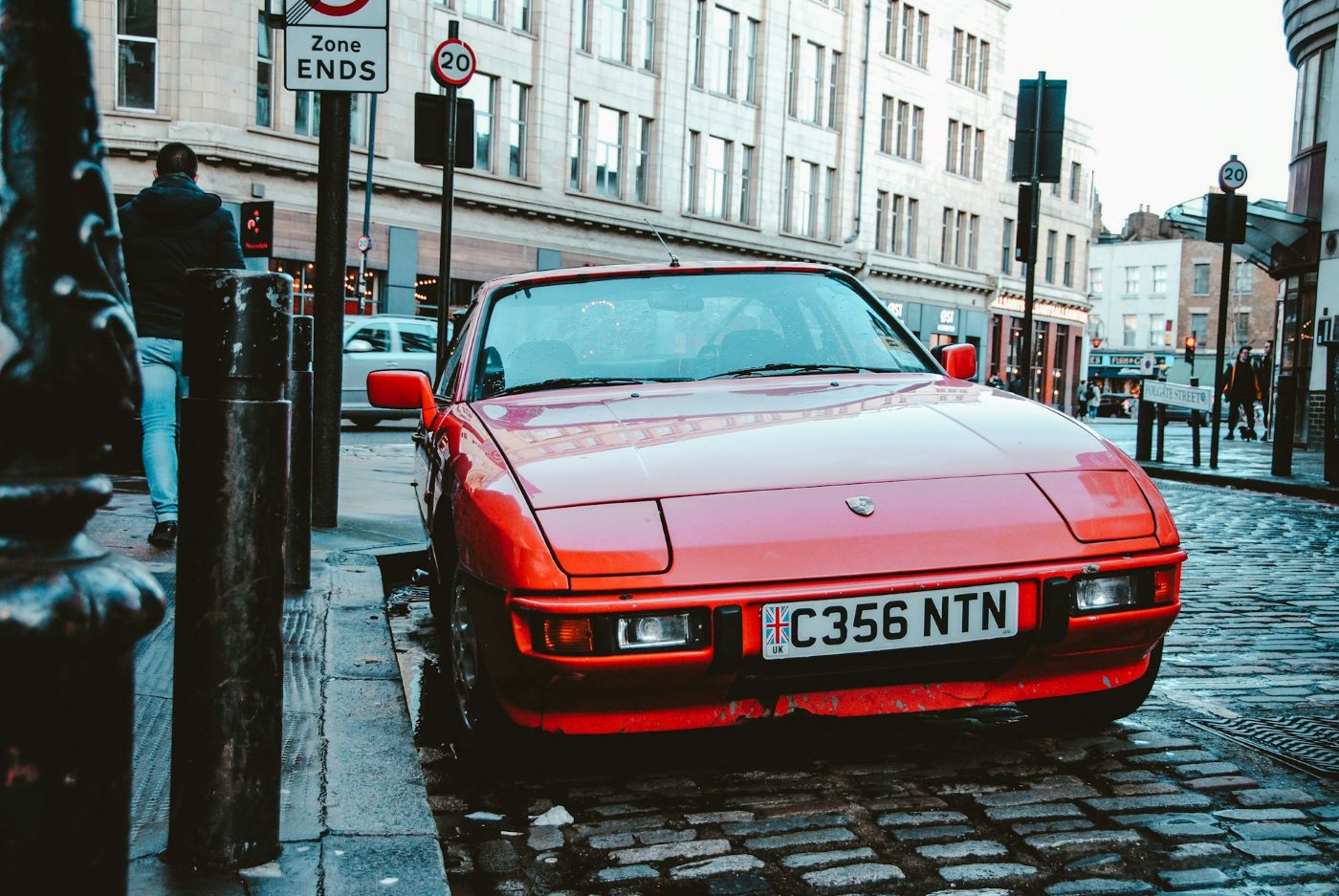 Porsche 944 rouge de collection stationnée en extérieur, version emblématique de la gamme Porsche Transaxle produite entre 1982 et 1991.