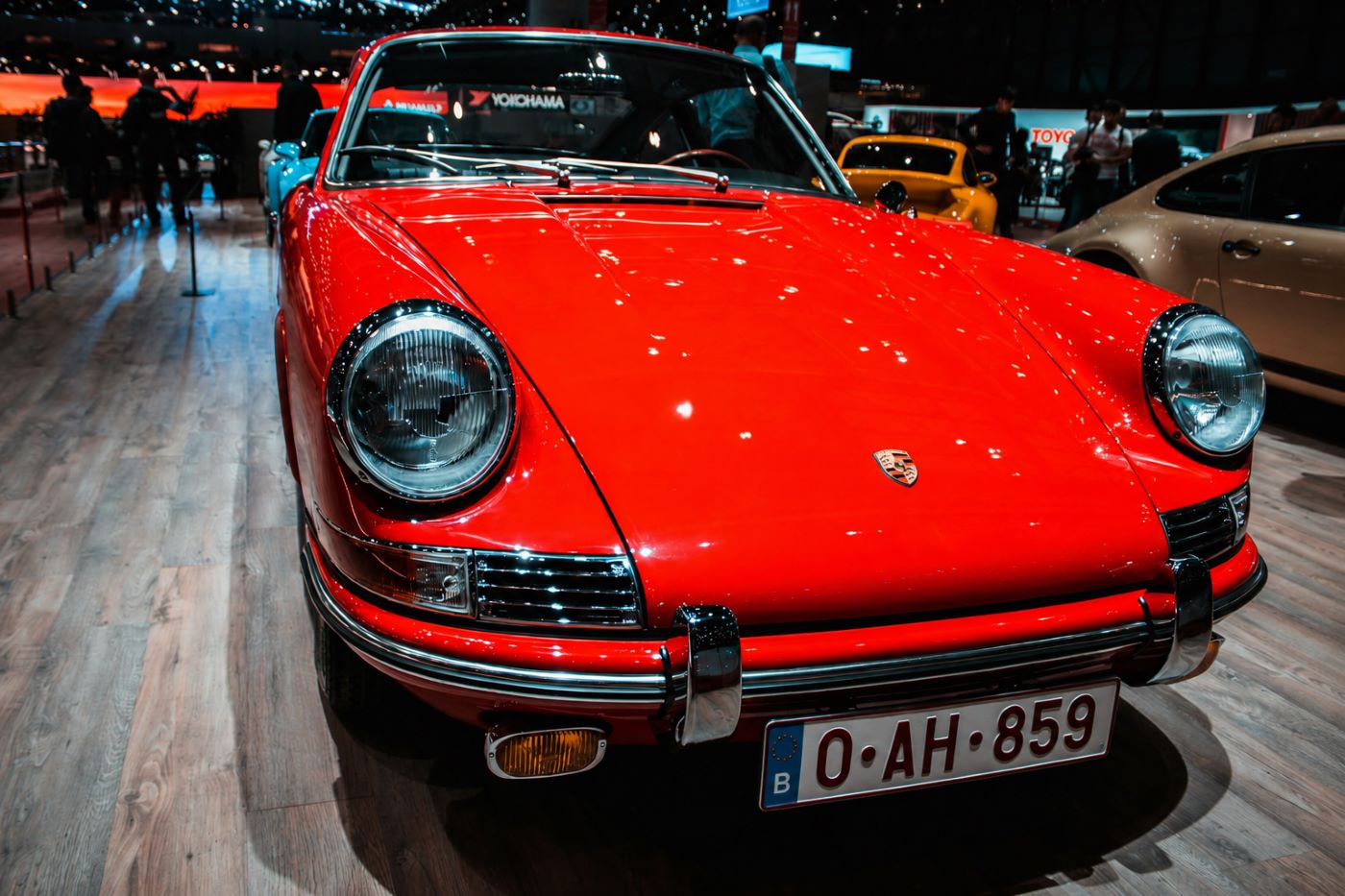 Porsche 912 rouge stationnée en intérieur, illustrant la silhouette élégante et intemporelle de ce coupé Porsche de collection.