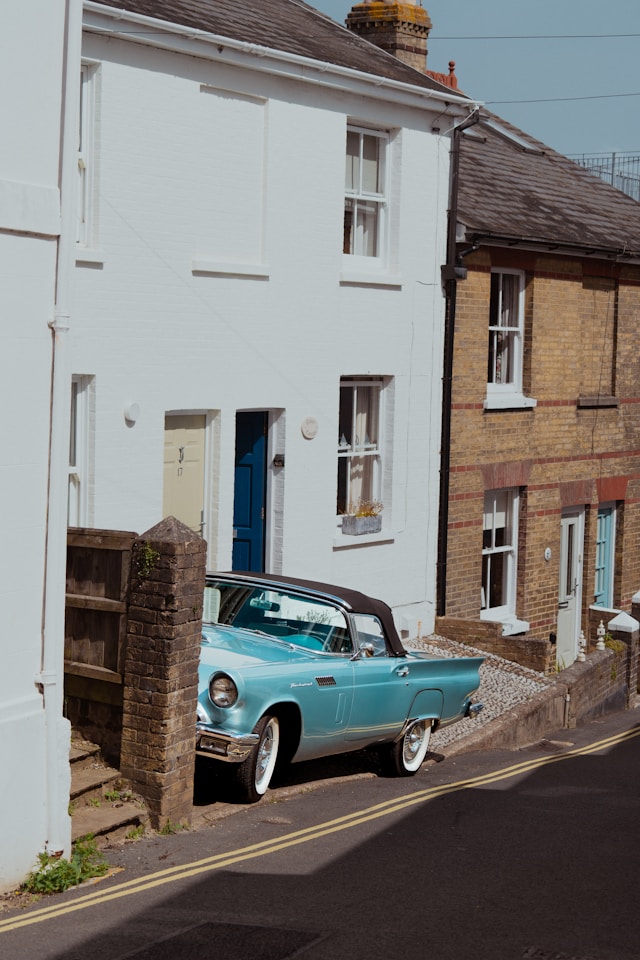 Ford Thunderbird de collection  dans une rue urbaine, l'élégance américaine intemporelle.