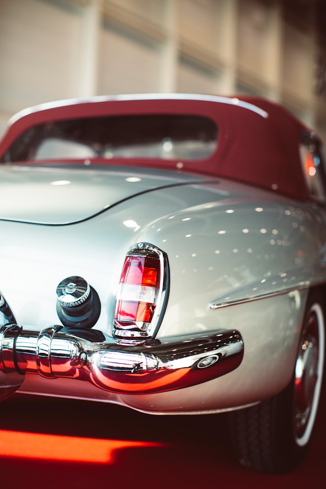 Feu arrière de Mercedes 190 SL de collection, détail emblématique du design Mercedes des années 1950 recherché par les collectionneurs.