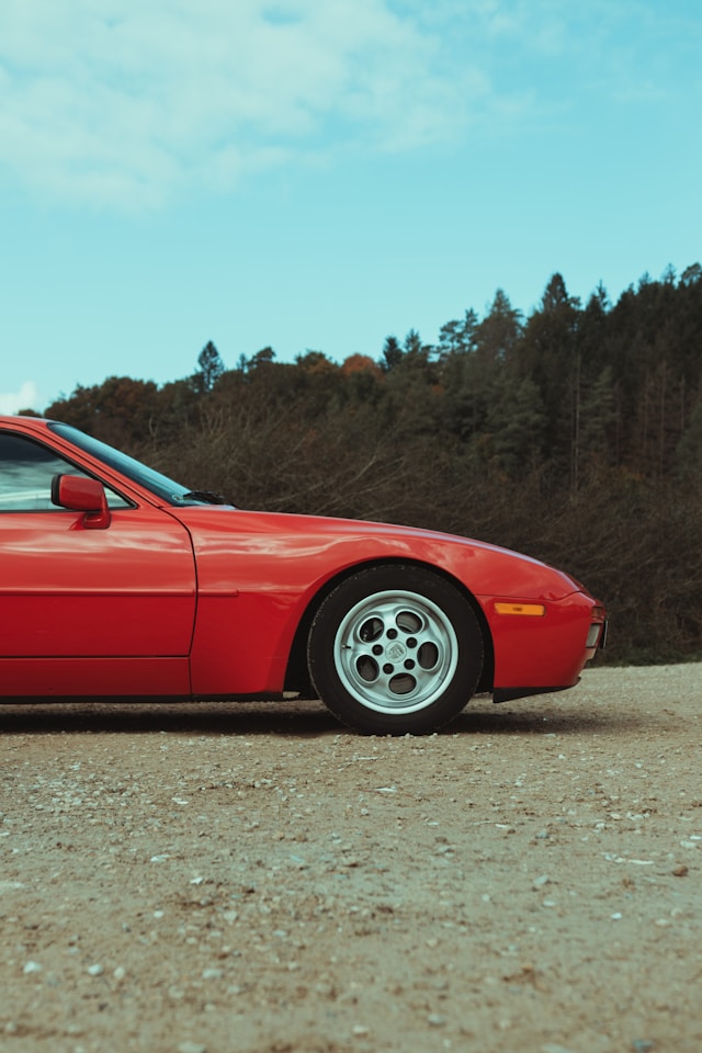 Porsche 928 de collection stationnée en extérieur, illustration d'une version recherchée par les collectionneurs pour son V8 et son confort de conduite.