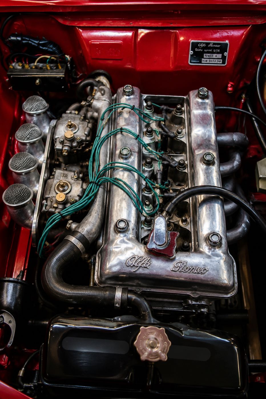 Gros plan sur le bloc moteur double arbre à cames d'une Alfa Romeo Bertone parfaitement restaurée.