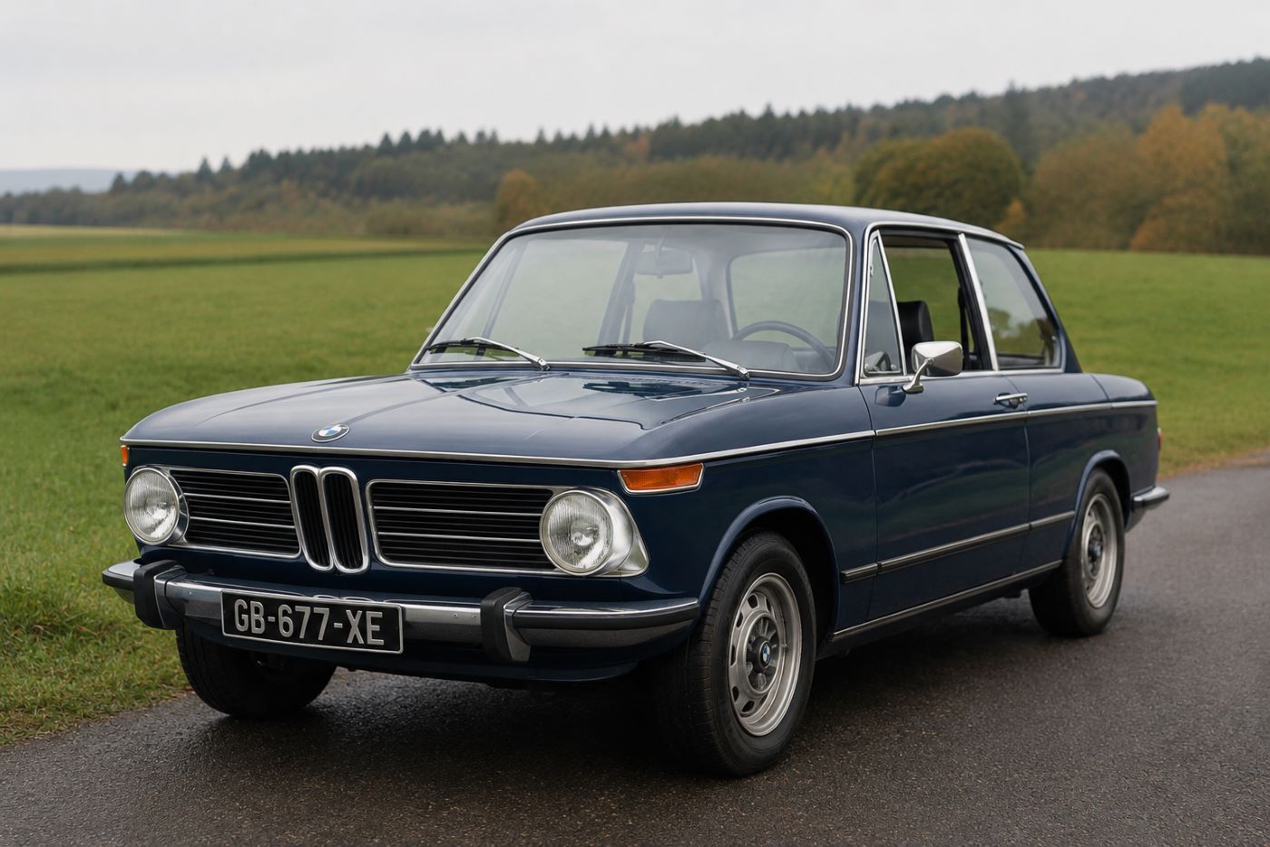 BMW 2002 bleue vue de trois quarts avant, stationnée sur une route de campagne.