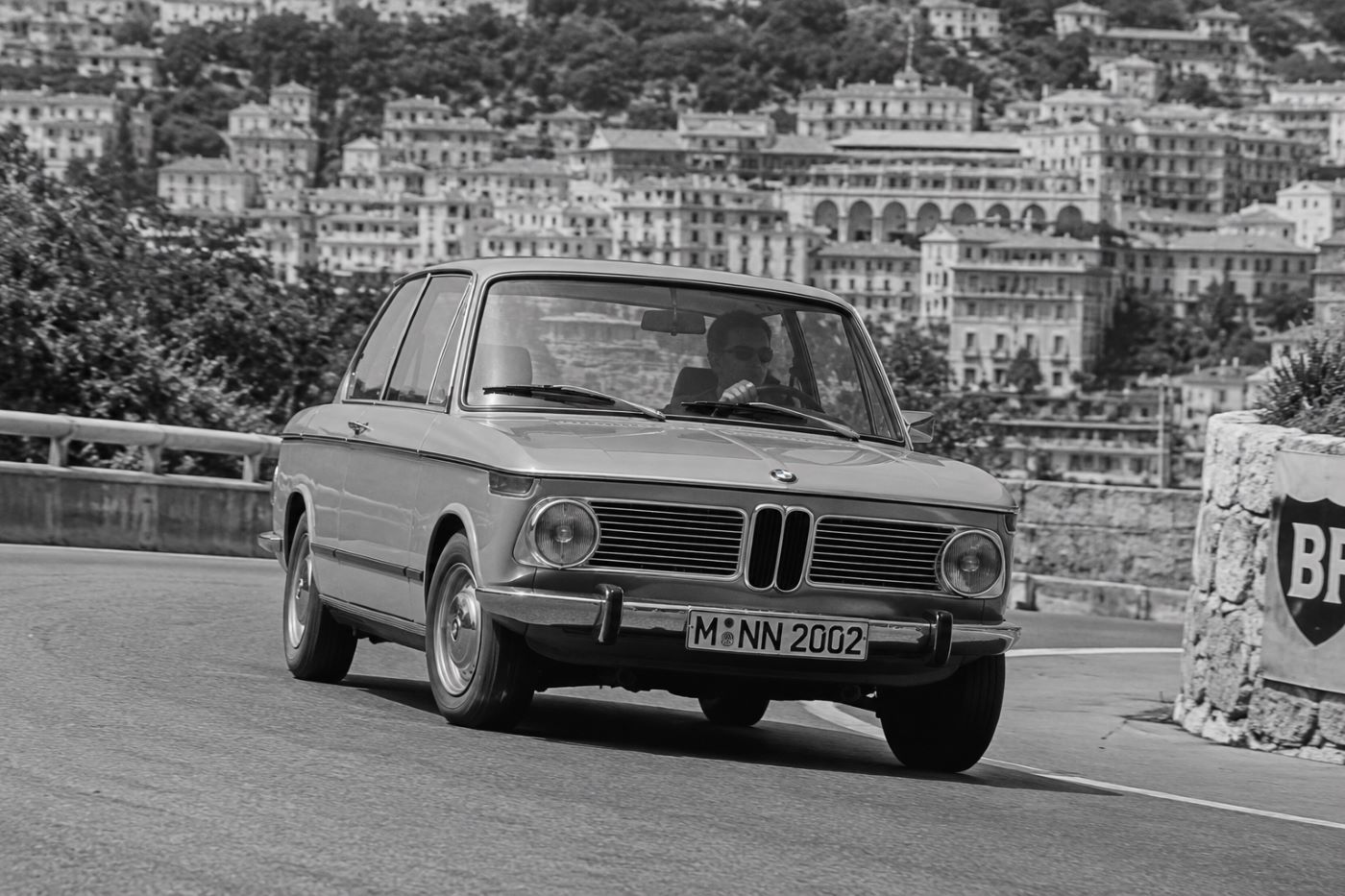 Photographie d'époque en noir et blanc illustrant la BMW 2002 lors de ses débuts à la fin des années 1960.