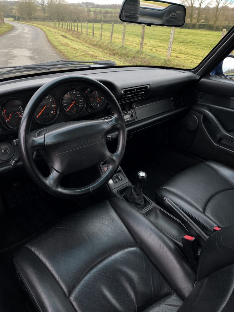 Habitacle : Habitacle d'origine d'une Porsche 911 (964) avec les cinq compteurs emblématiques Porsche.